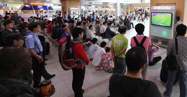 한국과 가나의 월드컵 축구대표팀 평가전이 열린 10일 오전 서울 용산구 서울역 대합실에서 시민들이 TV로 경기를 시청하고 있다. 연합뉴스