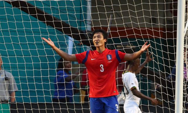 한국축구대표팀 곽태휘가 10일 오전(한국시간) 미국 마이애미 선라이프 스타디움에서 열린 가나와의 평가전에서 골을 넣은뒤 반칙선언으로 무효처리되자 아쉬워하고 있다. 연합뉴스