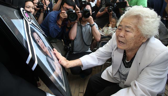 10일 오전 경기도 광주시 퇴촌면 일본군 위안부 피해 할머니들의 보금자리 나눔의 집에서 지난 8일 운명하신 위안부 피해 배춘희 할머니의 노제가 열려 배 할머니와 함께 생활했던 이옥선 할머니가 고인의 영정 사진을 만지며 마지막 인사를 나누고 있다. 연합뉴스