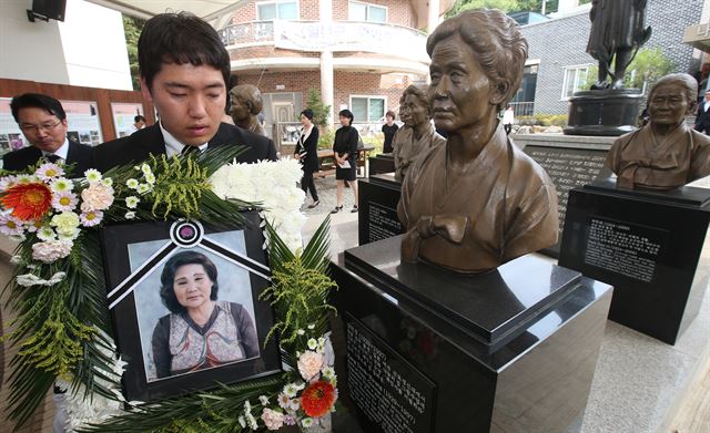 10일 오전 경기도 광주시 퇴촌면 일본군 위안부 피해 할머니들의 보금자리 나눔의 집에서 지난 8일 운명하신 위안부 피해 배춘희 할머니의 노제가 열려 배 할머니가 먼저 돌아가신 할머니들의 흉상 주위를 돌며 마지막 인사를 나누고 있다. 연합뉴스