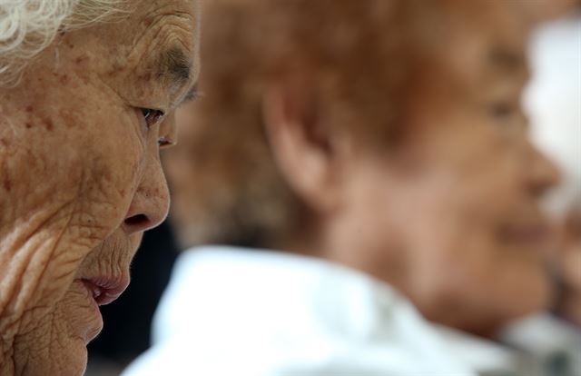 10일 오전 경기도 광주시 퇴촌면 일본군 위안부 피해 할머니들의 보금자리 나눔의 집에서 지난 8일 운명하신 위안부 피해 배춘희 할머니의 노제가 열려 고인과 함께 생활했던 이옥선 할머니가 침통한 표정으로 친구를 보내고 있다. 연합뉴스