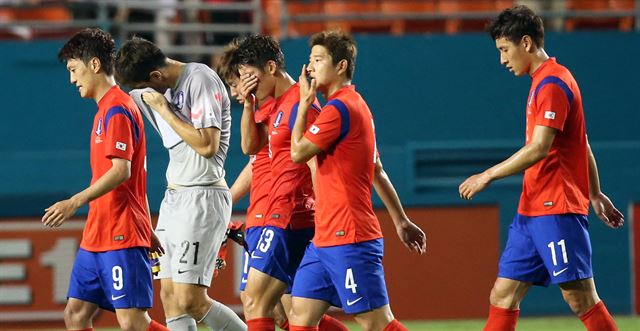 10일 오전(한국시간) 미국 플로리다주 마이애미의 선라이프 스타디움에서 열린 대한민국 대 가나의 평가전. 가나에 0대4로 완패당한 축구대표팀 선수들이 심각한 모습으로 경기장을 나가고 있다. 연합뉴스