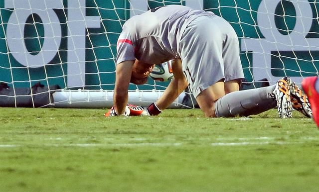 가나와의 평가전에서 0-4로 대패한 한국축구대표팀 골키퍼 정성룡이 10일 오전(한국시간) 미국 마이애미 선라이프 스타디움에서 가나에게 세번째 골을 내준뒤 아쉬워하고 있다. 연합뉴스