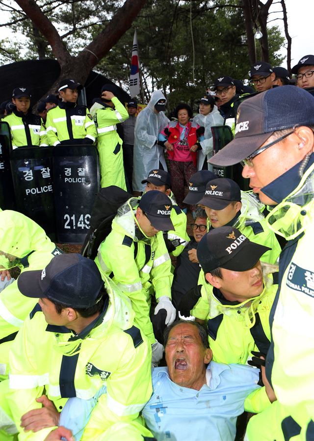 밀양시가 행정대집행에 나선 11일 오전 경남 밀양시 부북면 송전탑 공사 현장에서 공사 반대 주민이 경찰의 강제 진압에 항의하며 울부짖고 있다. 밀양=연합뉴스