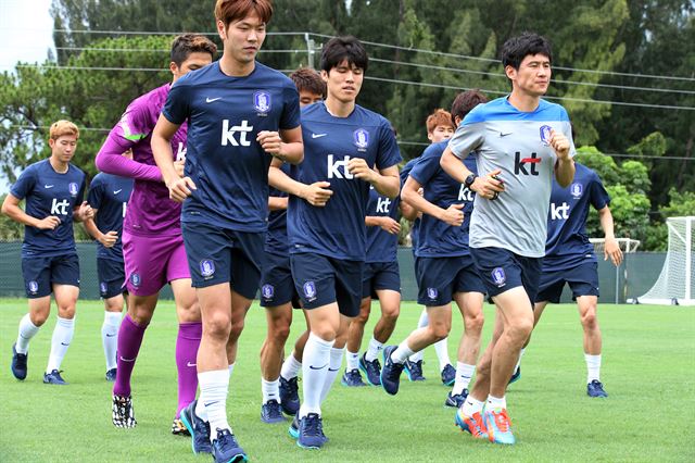 전날 가나전에서 45분 이상 뛴 손흥민 등 10명의 선수들이 11일(한국시간) 미국 플로리다주 마이애미의 세인트 토머스 대학교 축구장에서 가벼운 러닝으로 몸을 풀고 있다. 연합뉴스