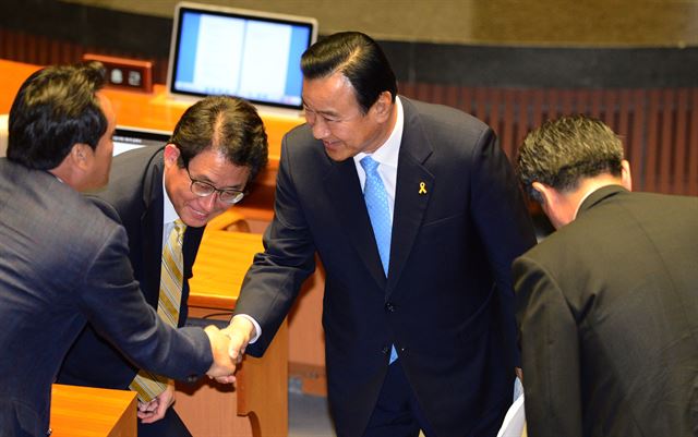 새누리당 이완구 원내대표가 11일 국회 본회의에서 첫 교섭단체 대표연설을 마치고 새정치민주연합 의원석을 찾아 안민석 의원에게 악수를 건네고 있다. 오대근기자 inliner@hk.co.kr