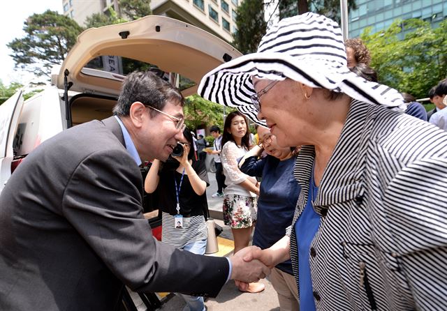 오오카와 히토시 일본 헌법연구소 사무국장이 11일 일본대사관 앞에서 열린 수요집회에 참석, 위안부 피해자 이용수 할머니와 악수하고 있다. 김주성기자 poem@hk.co.kr