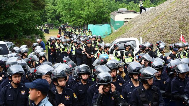 6,000여명의 경찰이 유병언 전 세모그룹 회장과 도피 조력자들을 검거하기 위해 11일 오전 기독교복음침례회(구원파) 본산인 경기 안성시 금수원에 진입, 수색을 하고 있다. 안성=뉴시스