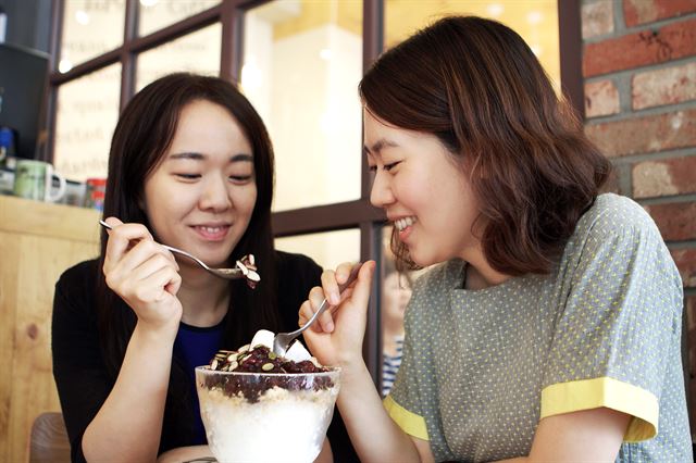 이른 무더위로 애플망고, 치즈 케이크 등 다양한 고명을 얹은 신종 빙수가 인기를 끌고 있지만 일부 제품은 열량이 1,300㎉가 넘어 ‘다이어트의 적’으로 불린다. 한림대의료원 제공