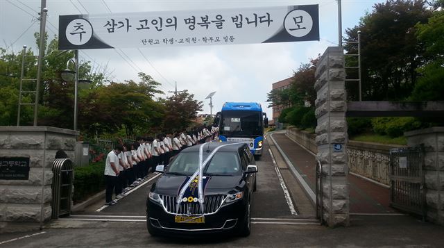 세월호 침몰 사고로 희생된 2학년 1반 故유니나(28.여) 담임교사의 노제가 치러진 안산 단원고등학교. 교복을 입은 학생들이 길게 늘어서 유 교사의 마지막 길을 배웅하고 있다. 연합뉴스