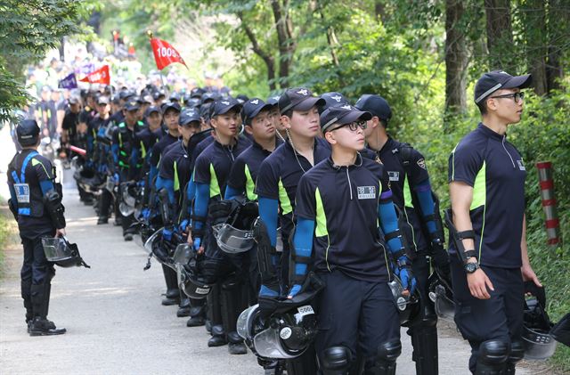 12일 기독교복음침례회(구원파) 본산인 경기도 안성 금수원에서 경찰 병력들이 이틀째 압수수색을 진행하고 있다. 연합뉴스