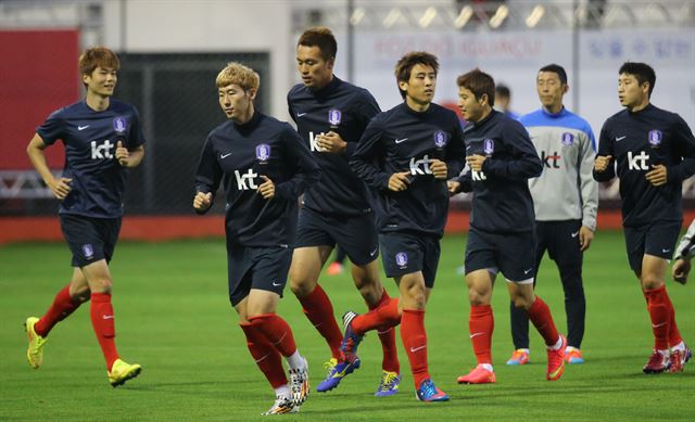 축구대표팀 선수들이 14일 오전(한국시간) 베이스캠프인 브라질 이구아수의 페드로 바소 경기장에서 러시아전 '필승해법'을 찾기 위한 비공개 훈련을 하기에 앞서 몸을 풀고 있다. 연합뉴스