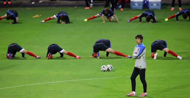 홍명보 축구대표팀 감독이 14일(한국시간) 베이스캠프인 브라질 이구아수의 페드로 바소 경기장에서 선수들의 훈련을 지켜보며 생각에 잠겨 있다. 대표팀은 15일 쿠이아바로 이동해 이틀 동안 마지막 담금질을 펼친 뒤 18일 오전 7시 러시아와 조별리그 1차전을 치른다. 연합뉴스