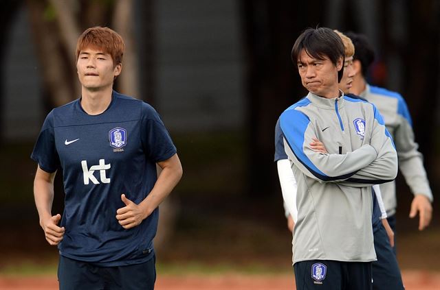 16일 오전(한국시간) 2014브라질 월드컵에 출전하는 축구국가대표팀 홍명보 감독이 브라질 쿠이아바 훈련장소인 마투그로수 연방대학(UFMT) 경기장에서 훈련하는 기성용을 바라보고 있다. 훈련은 초반 15분간만 공개됐다. 대한민국 축구대표팀의 브라질 월드컵 첫 경기인 러시아전은 18일 오전 7시(한국시간) 브라질 쿠이아바의 아레나 판타날 경기장에서 열린다. 뉴시스