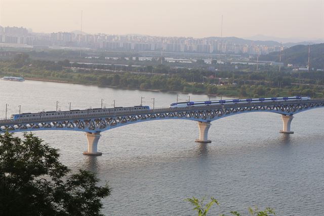 한강 마곡철교를 건너는 KTX-산천과 공항철도, 코레일 제공