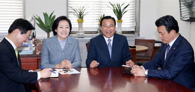 새누리당 이완구 비상대책위원장과 새정치민주연합 박영선 원내대표가 16일 오전 서울 여의도 국회 새정치민주연합 원내대표실에서 진행된 원구성과 세월호 국정조사특위 일정 등에 대한 주례회담에서 대화를 하고 있다. 오른쪽부터 새누리당 윤영석 원내대변인, 이완구 비상대책위원장, 새정치민주연합 박영선 원내대표, 박범계 원내대변인. 연합뉴스