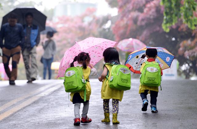 서울 남산 산책로를 따라 어린이들이 우산을 쓰고 걸어가고 있다.한국일보 자료사진