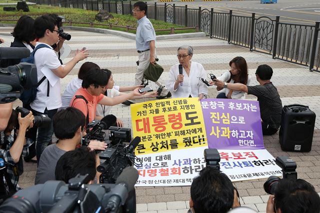 일본군 위안부 피해자 김복동 할머니가 17일 오전 서울 종로구 청와대 앞 분수대에서 문창극 국무총리 후보자의 사퇴를 촉구하는 1인 시위를 하고 있다. 연합뉴스