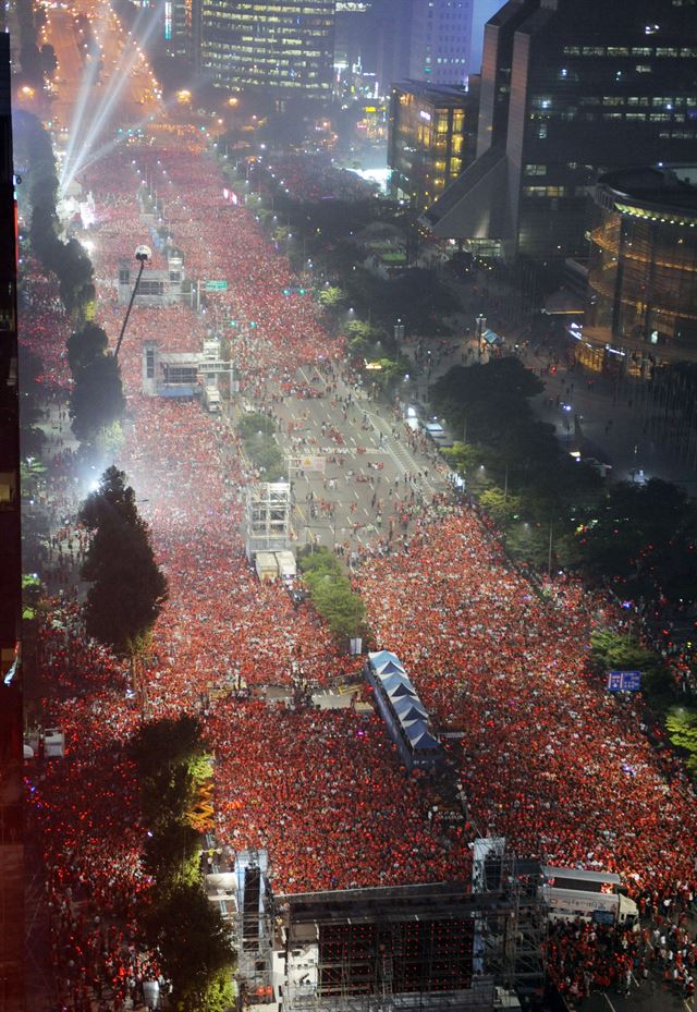 2010 남아공월드컵 16강전 우루과이와 경기가 벌어진 2010년 6월27일 서울 삼성동 코엑스 앞 영동대로를 가득 메운 붉은 악마들이 열띤 응원을 하고 있다. 한국일보 자료사진