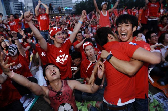 2010남아공월드컵 한국과 나이지리아 경기가 열리고 있는 23일 오전 광화문 광장에 모인 붉은악마들이 대한민국 대표팀을 응원하고 있다. 한국일보 자료사진