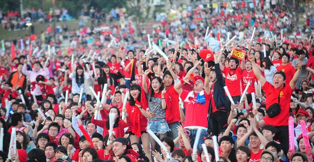 2010 남아공 월드컵 당시 한강시민공원 여의도지구에서 펼쳐졌던 응원전. 한국일보 자료사진