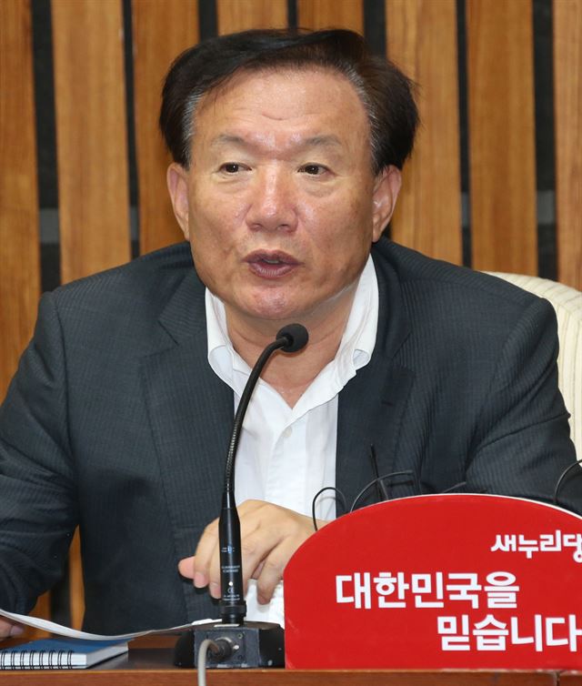 돈가방 논란을 빚고있는 새누리당 박상은 의원이 17일 오전 서울 여의도 국회 245호 회의실에서 열린 원내대책회의에 참석 발언을 하고 있다. 뉴시스