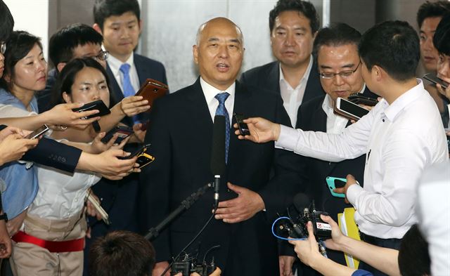 문창극 국무총리 후보자가 17일 오후 서울 종로구 효자로 정부서울청사 창성동별관에서 퇴근하며 기자들의 질문에 답하고 있다. 연합뉴스