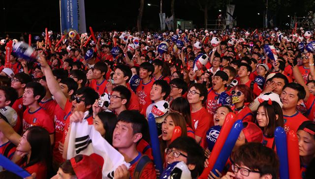 2014 브라질월드컵 대한민국-러시아 경기를 앞둔 18일 오전 서울 강남구 영동대로에서 시민들이 열띤 응원을 펼치고 있다. 연합뉴스