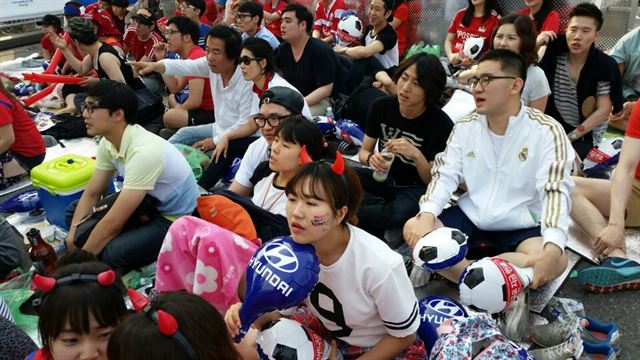 서울 강남 영동대로에서 거리응원을 펼치던 시민들이 러시아의 골이 들어가자 아쉬워 하고 있다.