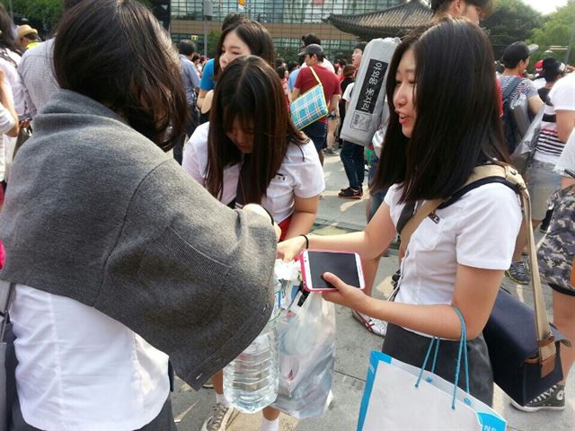 거리 응원이 끝난뒤 시민들이 차분하게 응원 도구 등을 정리하고 자리를 치우고 있다.