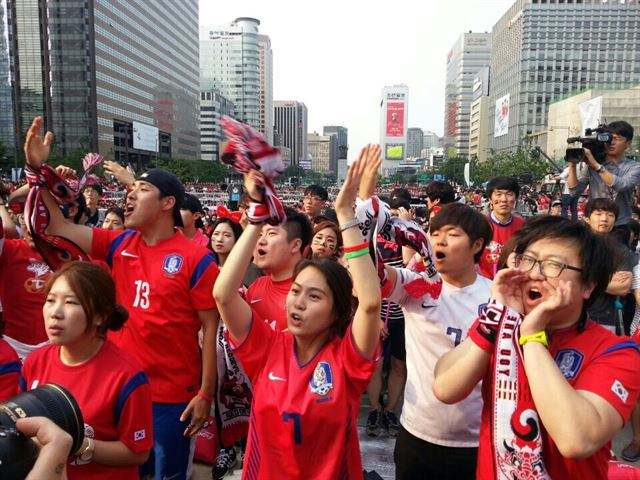 서울 광화문 광장에서 월드컵 응원에 나선 시민들이 선수들의 선전을 기원하며 환호하고 있다.