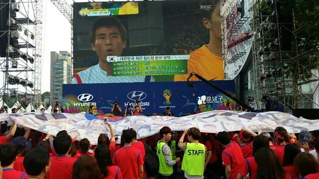 서울 강남 영동대로에서 월드컵 응원에 나선 시민들이 대형 전광판을 보며 대형 현수막을 펼쳐보이며 응원하고 있다.