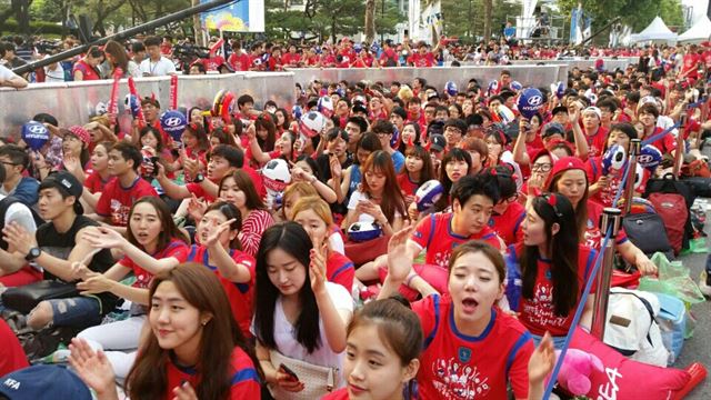 서울 강남 영동대로에서 월드컵 응원에 나선 시민들이 목소리를 높여 응원하고 있다.