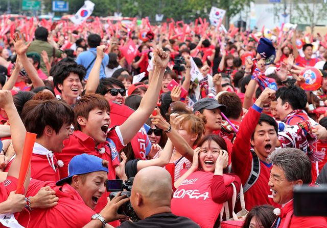 18일 오전 서울 광화문광장에서 브라질 월드컵 대한민국 대 러시아의 경기를 지켜보던 축구팬들이 후반 이근호의 선제골이 터지자 환호하고 있다. 연합뉴스