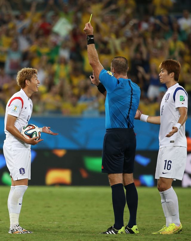 18일 오전(한국시간) 2014 브라질 월드컵 조별리그 H조 1차전 한국과 러시아의 경기가 열린 쿠이아바 판타나우 경기장에서 손흥민이 경고를 받고 있다. 쿠이아바=연합뉴스