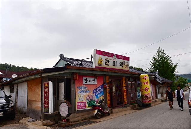 발리 중심가에서 만날 수 있는 ‘오래된 풍경’. 슬레이트와 기와 지붕 단층건물이 아직도 상가건물로 이용되고 있다. 영양=최흥수기자 choissoo@hk.co.kr