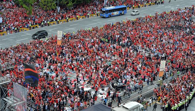 브라질월드컵 조별리그 한국 대 러시아전이 열린 18일 오전 1만6,000여명의 시민이 붉은 옷을 입고 서울 광화문광장을 가득 베운 채 응원하고 있다. 홍인기 기자hongik@hk.co.kr