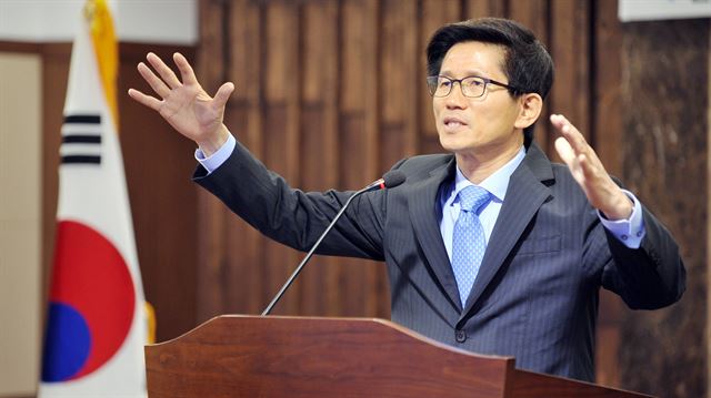 김문수 경기도지사가 19일 경기북부지역 기관·단체장, 경제인 모임인 '경기북부 기우회'에 퇴임을 10여일 앞두고 마지막으로 참석해 인사말을 하고 있다.김 지사는 30일 의정부시 가능동에서 급식 봉사로 퇴임식을 대신한다. 연합뉴스