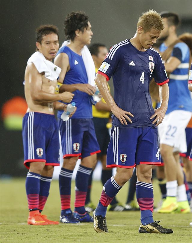 20일(한국시간) 브라질 나타우 두나스 경기장에서 열린 조별리그 C조 2차전에서 일본과 그리스와의 경기. 득점없이 경기가 끝나자 일본의 주장 혼다 케이스케(오른쪽)가 고개를 숙이고 경기장을 빠져나가고 있다. 로이터 연합