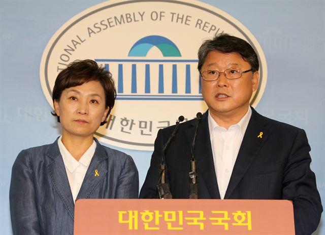 국회 '세월호 침몰사고 진상규명 국정조사 특별위원회' 새누리당 간사인 조원진(오른쪽) 의원과 새정치민주연합 간사인 김현미 의원이 20일 국회 정론관에서 오는 26일부터 7월 7일까지 기관보고 일정을 합의했다고 발표하고 있다. 연합뉴스