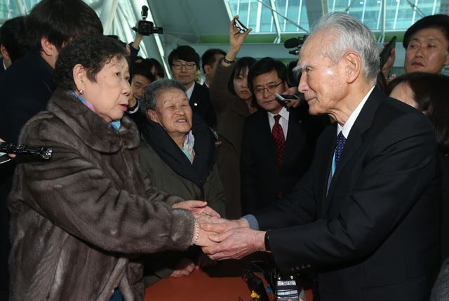 지난 2월 정의당 초청으로 국회를 방문한 무라야마 도미이치 전 일본 총리가 일본군 위안부 피해자 할머니 작품전을 찾아 강일출 할머니의 손을 잡은 채 인사를 건네고 있다. 무라야마 도미이치 전 일본 총리는 수상 재임 중이었던 1995년 발표한 과거 식민지 지배와 침략을 인정했던 '무라야마 담화'에 대해 한국과 중국을 위한 것이 아닌 일본을 위해 전쟁의 책임을 인정한 것이라고 밝힌바 있다. 한국일보 자료사진