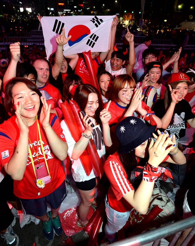 한국과 러시아전을 관전하기 위해 서울 광화문광장을 찾은 붉은악마 응원단과 시민들이 18일 새벽부터 밤을 새가며 열띤 응원을 벌이고 있다. 한국일보 자료사진