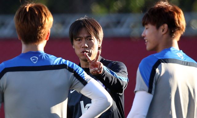 홍명보 축구대표팀 감독이 20일 오전(한국시간) 베이스캠프인 브라질 이구아수의 페드로 바소 경기장에서 알제리전을 사흘 앞두고 가진 훈련에서 수비수인 김영권(왼쪽)과 홍정호에게 수비전술을 지도하고 있다. 연합뉴스