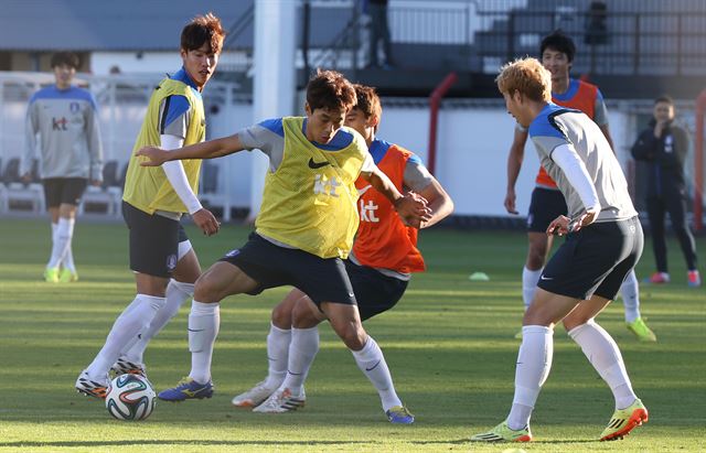 축구대표팀의 공격수 박주영과 구자철이 알제리전을 사흘 앞둔 20일 오전(한국시간) 축구대표팀의 베이스캠프인 브라질 이구아수의 페드로 바소 경기장에서 진행된 훈련에서 볼다툼을 벌이고 있다. 연합뉴스