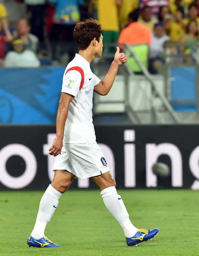 지난 18일 2014브라질월드컵 한국 축구국가대표팀과 러시아 축구대표팀의 경기에서 한국 박주영이 동료의 패스를 놓친 후 엄지를 치켜들고 있다. 대한민국 축구국가대표팀은 오늘 브라질 쿠이아바의 아레나 판타날에서 러시아와의 1차전을 시작으로 24일에는 포르투 알레그레의 에스타디오 베이라-리오 스타디움에서 알제리와 2차전, 그리고 27일에는 상파울루의 아레나 데 상파울루 스타디움에서 벨기에와 마지막 3차전 경기를 갖는다. 뉴시스