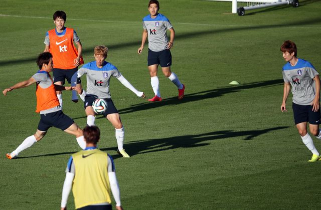 알제리전을 앞둔 축구대표팀 손흥민과 구자철 등 선수들이 20일 오전(이하 한국시간) 축구 대표팀 베이스캠프인 브라질 포스 두 이구아수의 페드로 바소 경기장에서 볼 뺏기 게임을 하고 있다. 연합뉴스