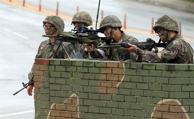 21일 오후 동부전선 최전방 GOP에서 초병이 동료 병사들을 향해 소총을 난사한 뒤 무장 탈영을 하는 사고가 발생해 강원도 고성 일대에 진돗개 '하나'가 발령 된 22일 오전, 사건 현장에서 인접한 강원도 고성군 간성읍 대대삼거리 검문소에서 장병들이 경계 근무를 서고 있다연합뉴스