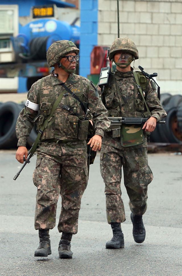 군 당국은 주요 도로에 임시 검문소를 설치, 검문검색을 강화하고 있다. 연합뉴스