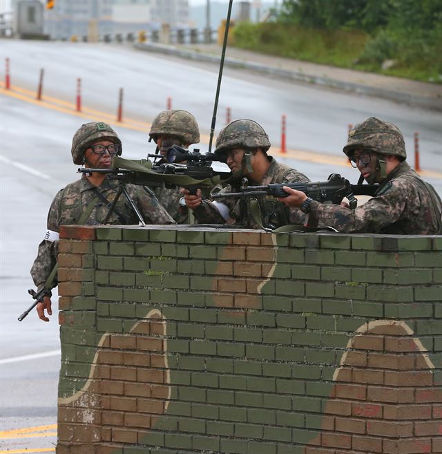 22일 오전 총기난사 발생 현장과 인접한 강원도 고성군 간성읍 대대삼거리 검문소에서 장병들이 경계 근무를 서고 있다. 고성=연합뉴스