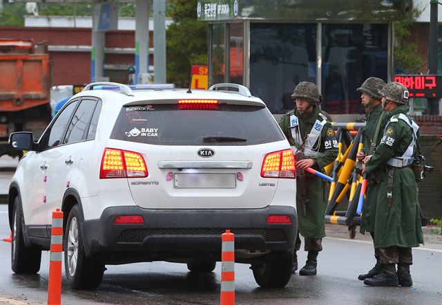 21일 오후 동부전선 최전방 GOP에서 초병이 동료 병사들을 향해 소총을 난사한 뒤 무장 탈영을 하는 사고가 발생해 강원도 고성 일대에 진돗개 '하나'가 발령 된 22일 오전, 사건 현장에서 인접한 강원도 고성군 간성읍 대대삼거리 검문소에서 헌병들이 차량을 수색하고 있다. 군 당국은 무장 탈병한 초병이 아직 민통선 내 부대 인근에 은신한 것으로 보고 현재 추적중이며, 주요 도로에 임시 검문소를 설치해 만일에 있을 도주에 대비하고 있다. 연합뉴스.